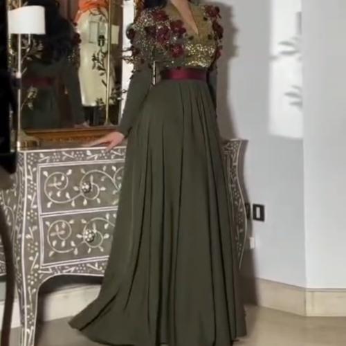 فستان باربي مع تطريز يدوي وورود