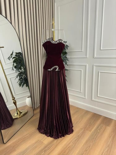 فستان جوخ تطريز مع تفته بليسيه