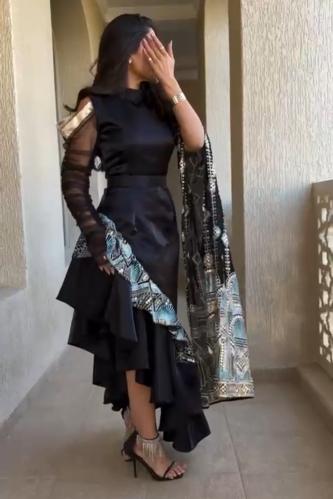 فستان شيفون مع تطريز كمبيوتر وفصوص