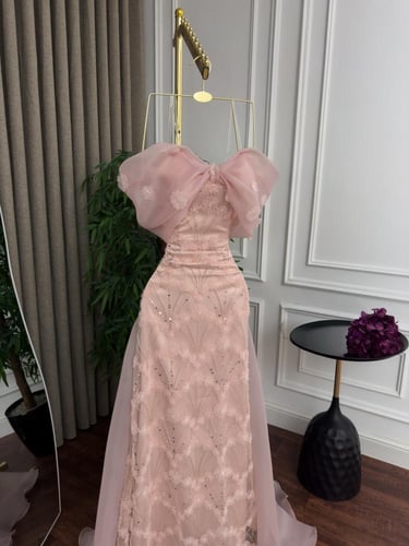 فستان سهره تُل كلفه تطريز مع ورد خرز وذيل وكلوش جا...