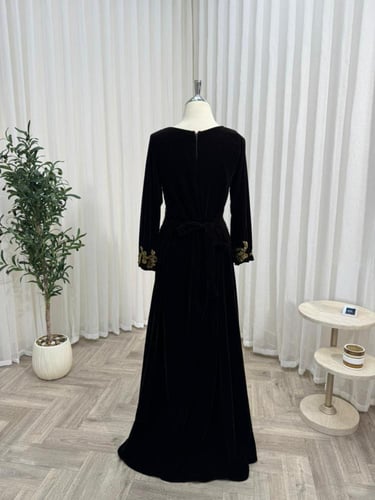 فستان قطيفه كوري مع تُل تيواني وتطريز يدوي