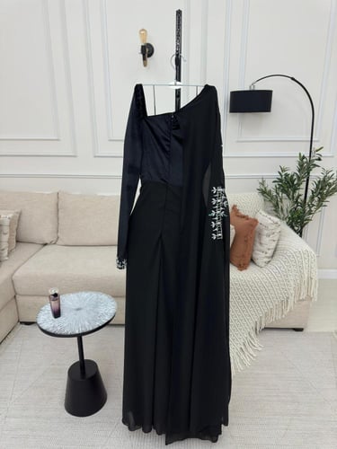 فستان مخمل كوري مع جورجيت وتطريز يدوي