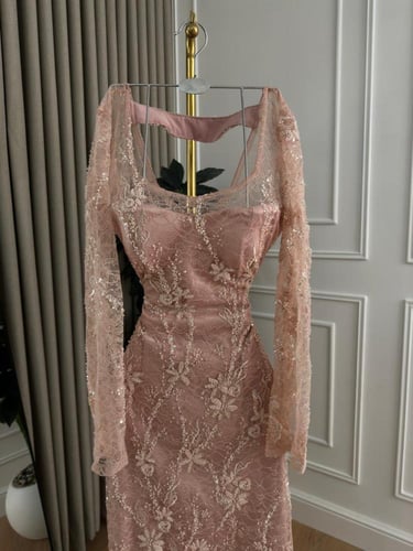 فستان دانتيل لحمي مبطن بتفته