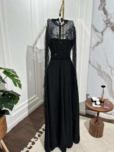 فستان كريب استرتش مع تُل وتطريز يدوي