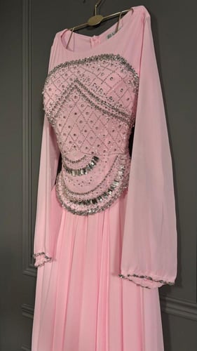 فستان جورجيت مع تطريز يدوي