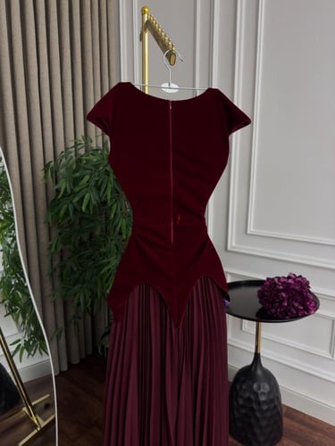 فستان جوخ وشيفون كسرات مع تطريز يدوي