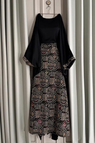 فستان تفته حرير مع تطريز كمبيوتر