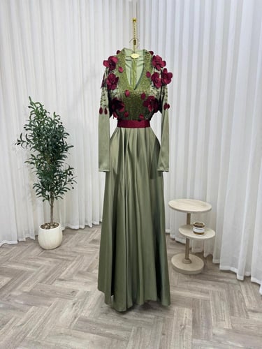 فستان باربي مع تطريز يدوي وورود