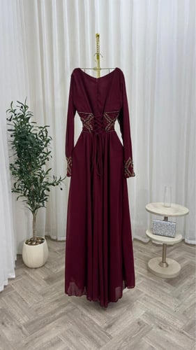 فستان شيفون وتطريز يدوي