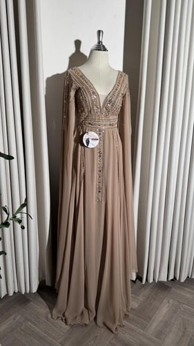 فستان باربي مع تطريز يدوي