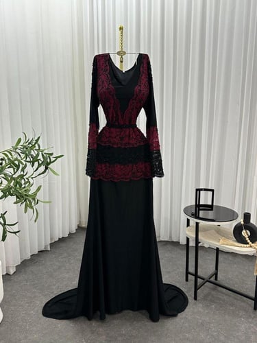 فستان دانتيل مع كرستال استرتش