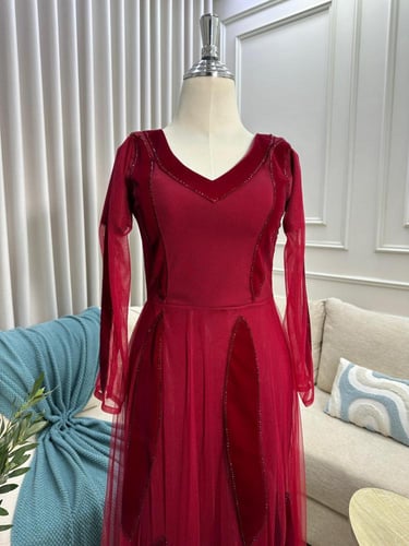 فستان كريب استرتش مع تدخيله مخمل وتل