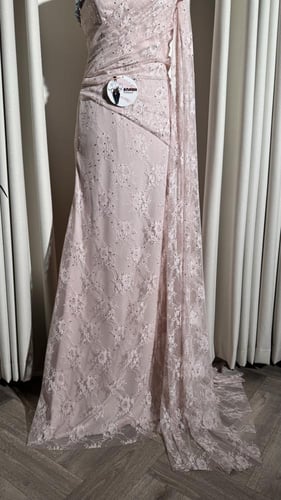 فستان دانتيل مطرز فصوص