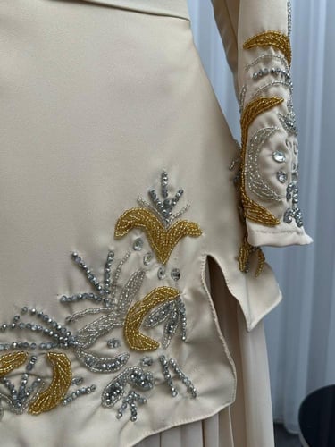 فستان باربي مع شيفون دبل كلوش وتطريز يدوي