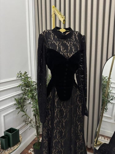 فستان دانتيل مع جوخ مخمل