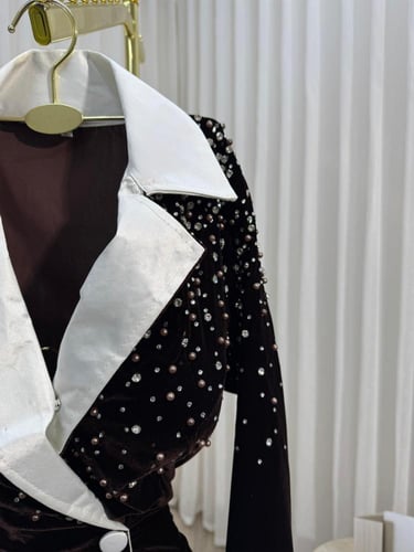 فستان مخمل مع تطريز يدوي