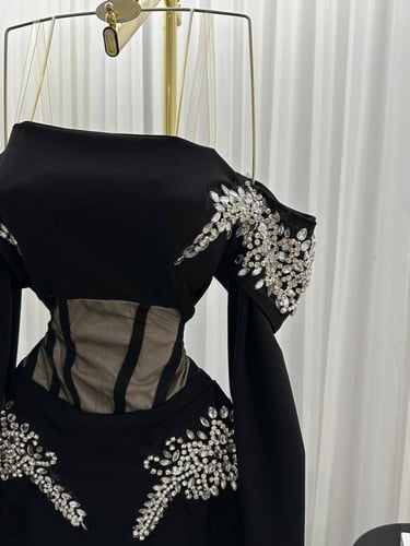 فستان كريب استرتش مع تطريز يدوي