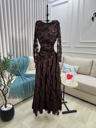 فستان دانتيل لحمي مبطن بتفته