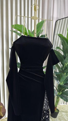 فستان مخمل مع تطريز يدوي