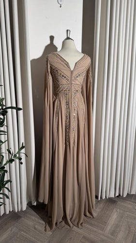 فستان باربي مع تطريز يدوي