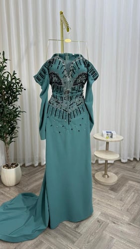 فستان كريب استرتش مع تطريز يدوي