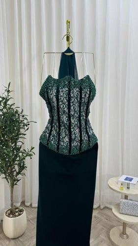 فستان مخمل مع دانتيل