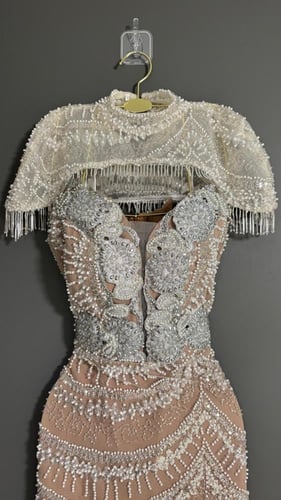 فستان بقطعتين وتطريز كرستال مع هدب