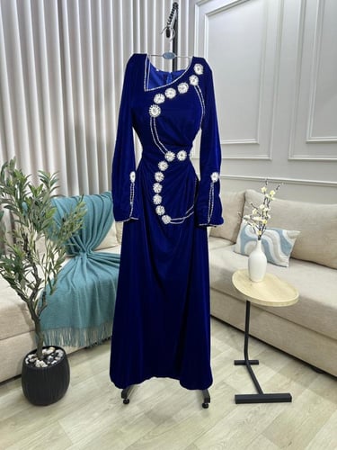 فستان مخمل قطيفه مع تطريز يدوي