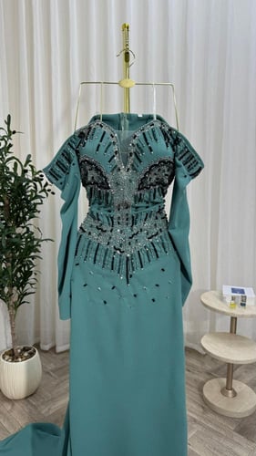 فستان كريب استرتش مع تطريز يدوي