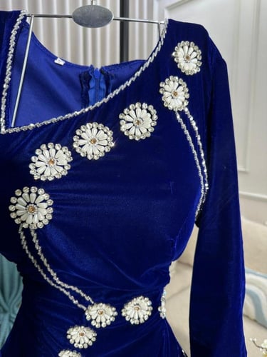 فستان مخمل قطيفه مع تطريز يدوي