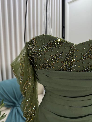 فستان شيفون مع تُل تطريز يدوي