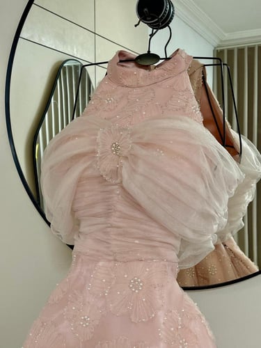 فستان تُل على ورد وخرز وتحت جيبون