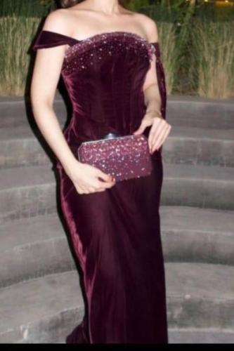 فستان مخمل كوري مع تطريز يدوي