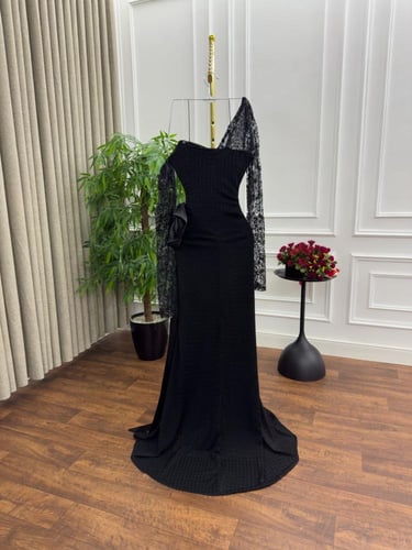 فستان كرشيه مع أكمام دانتيل خرز وفيونكه تفته