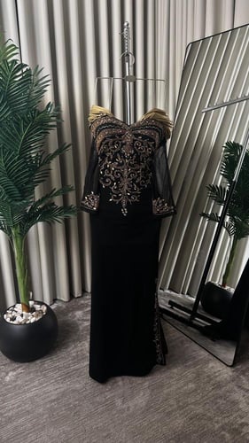 فستان كريب استرتش مع أكمام تُل وتطريز يدوي