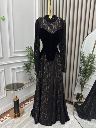 فستان دانتيل مع جوخ مخمل