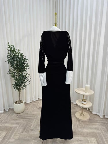 فستان مخمل مع تطريز يدوي