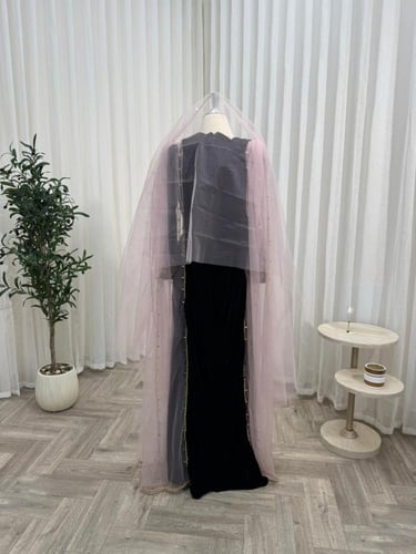 فستان قطيفه كوري مع تُل تيواني وتطريز يدوي