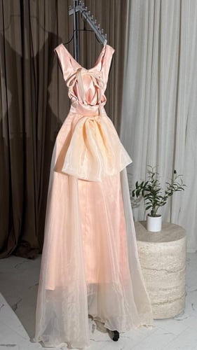 فستان تطريز يدوي على تفته وذيل اورجنزا