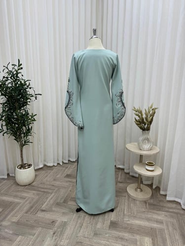 فستان باربي مع تطريز يدوي