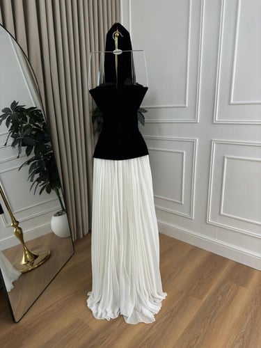 فستان صدريه جوخ مع اكسسوار كرستال وتنوره جورجيت مع...