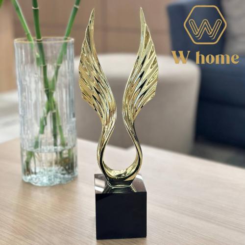 تحفة اجنحة ذهبية