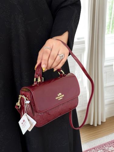 **كوتش مستر: أناقة جريئة بلون أحمر جذاب!**