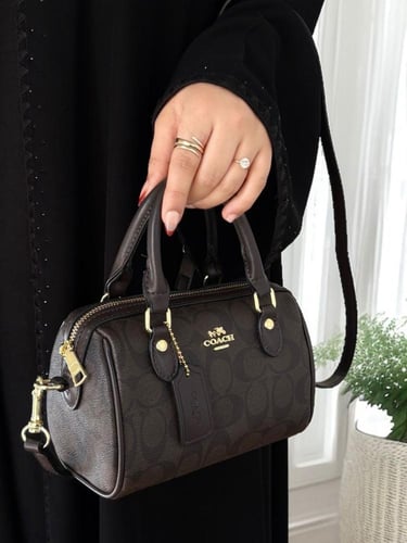 "شنطة كوتش المبرومة: لمسة عصرية من الفخامة والتميز...