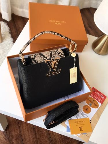 حقيبة Louis Vuitton باللون الأسود