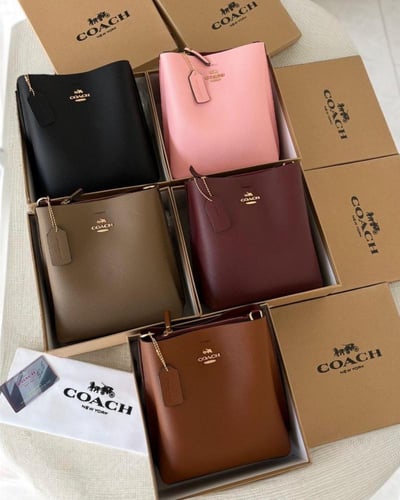 حقيبة كوتش السوداء: الأناقة الكلاسيكية في كل التفا...