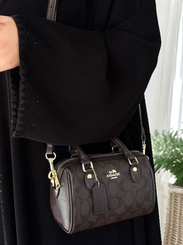 "شنطة كوتش المبرومة: لمسة عصرية من الفخامة والتميز...