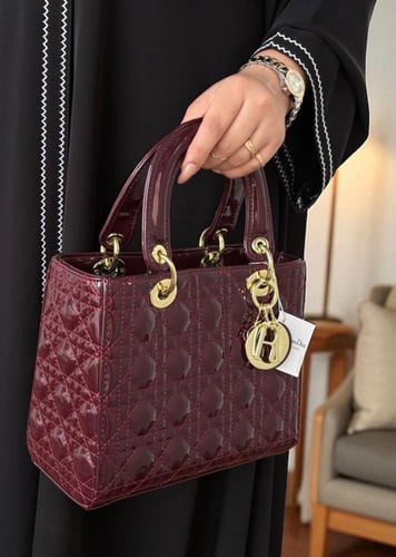 حقيبة ديور العنابية: لمسة من الفخامة والجاذبية!