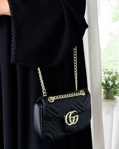 حقيبة Gucci الكلاسيكية بلون أسود مع تفاصيل ذهبية