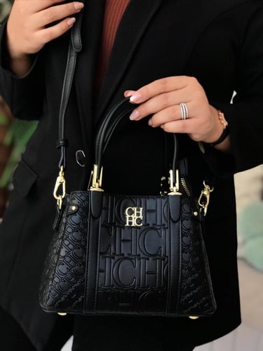 حقيبة CH الأنيقة باللون الأسود
